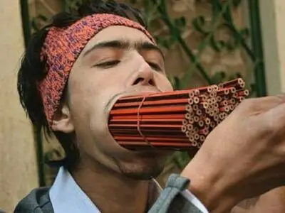 مداد و دهها شمع در دهان یک مرد + عکس 