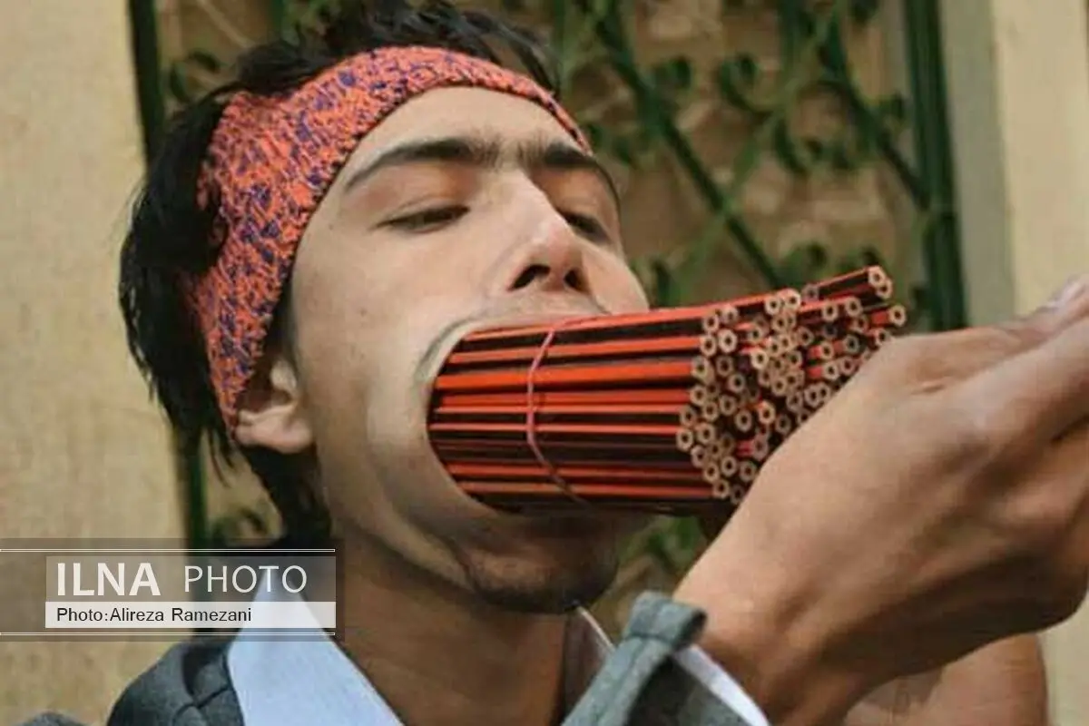 مداد و دهها شمع در دهان یک مرد + عکس 
