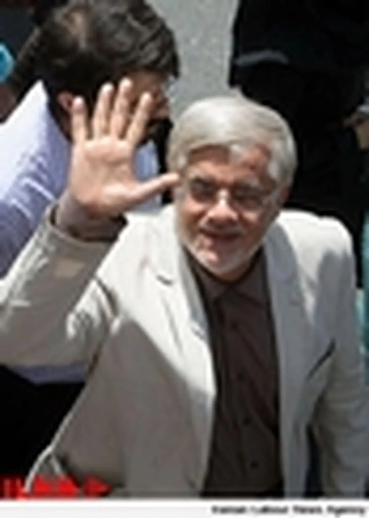 محمد‌رضا عارف در جمع راهیمایان ۲۲ بهمن حاضر شد