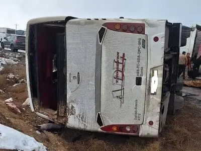 علت واژگونی اتوبوس مسافربری، بی‌احتیاطی راننده اعلام شد