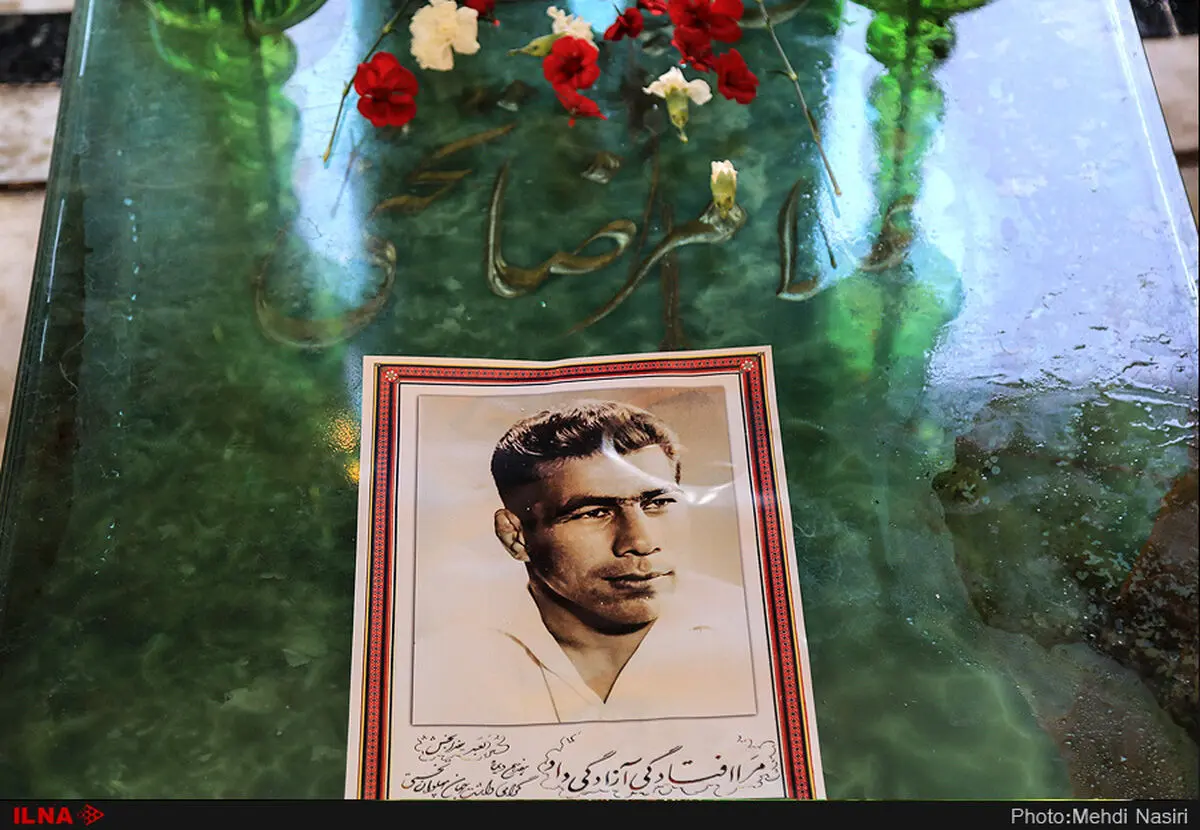 رونمایی از تندیس جهان پهلوان تختی در موزه ورزش کمیته ملی المپیک (ویدیو)
