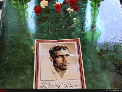 رونمایی از تندیس جهان پهلوان تختی در موزه ورزش کمیته ملی المپیک (ویدیو)