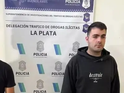 دستبند پلیس مبارزه با مواد مخدر بر دستان پسر دروغین ال‌دیه‌گو