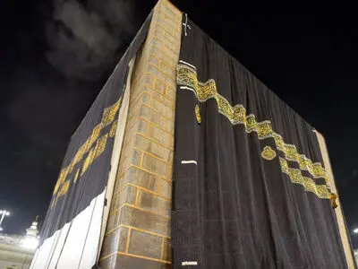 پرده جدید کعبه نصب شد 