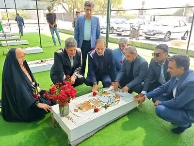 ادای احترام معاون هنری به شهدای مدرسه شجره‌طیبه میناب