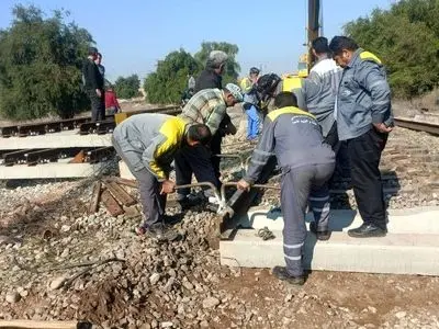 اعتراض کارگران خطوط ابنیه فنی راه آهن لرستان ادامه دارد