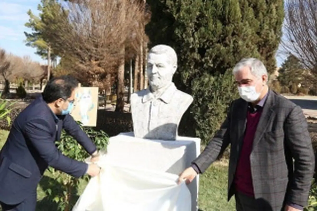 سردیس سپهبد شهید حاج قاسم سلیمانی در دانشگاه شهید باهنر کرمان رونمایی شد