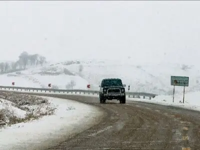 بارش برف موجب کندی  تردد در گردنه‌های مهاباد شد