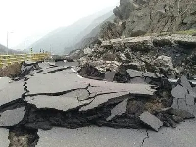 بیش از ۱۰۰ متر از جاده چالوس شکسته شد و فرو رفت