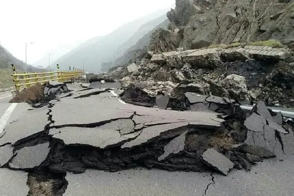 بیش از ۱۰۰ متر از جاده چالوس شکسته شد و فرو رفت