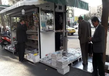 کسب و کار روزنامه فروش‌ها کساد شد/ خرید ۵۰ درصد کاهش یافت/ واهمه مردم از دست زدن به روزنامه