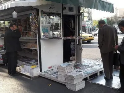 کسب و کار روزنامه فروش‌ها کساد شد/ خرید ۵۰ درصد کاهش یافت/ واهمه مردم از دست زدن به روزنامه