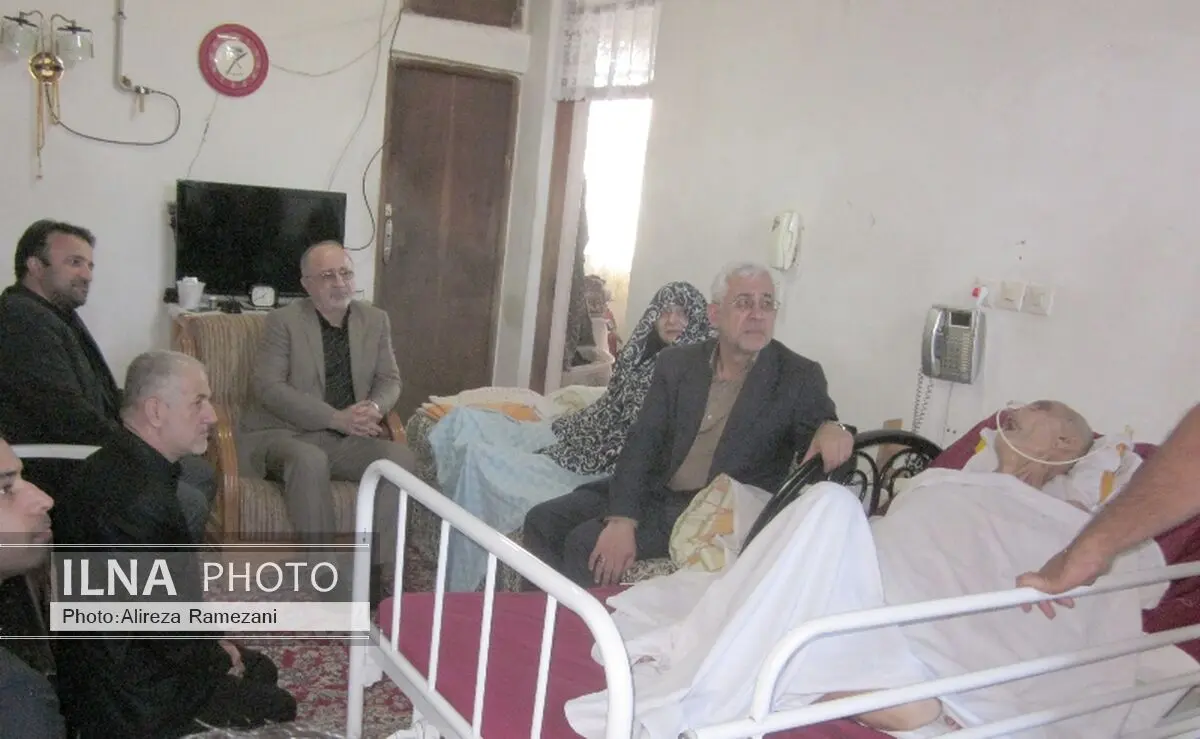 عیادت استاندار گیلان از والدین شهیدان آذر زرتشت  