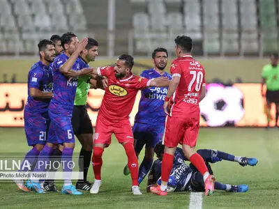 دیدار تیمهای فوتبال پرسپولیس تهران و هوادار