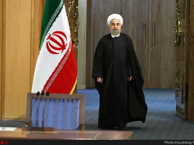 هربار دولت از منافع ملی دفاع می‌کند، کانون‌های مرموز به جریان می‌افتند/ روحانی بازی را به جریان مشکوک نبازد