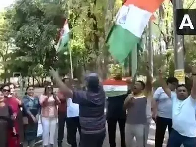 جشن هندی ها به خاطر آغاز جنگ با پاکستان + فیلم