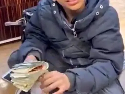 اقدام یک فروشنده آلات موسیقی که جلب توجه کرد + فیلم