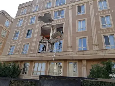 سقوط جرثقیل روی ساختمان ۵ طبقه مسکونی 