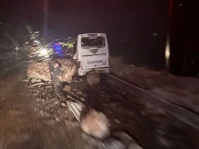 ۱۹ کشته و مصدوم در واژگونی خودروی اتوبوس در جاده سرچم