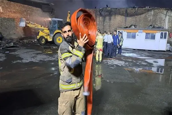 آتش‌سوزی گسترده در بارانداز خیابان رجایی مهار شد
