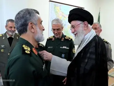 Leader awards Fath medal to Gen. Hajizadeh for missile op