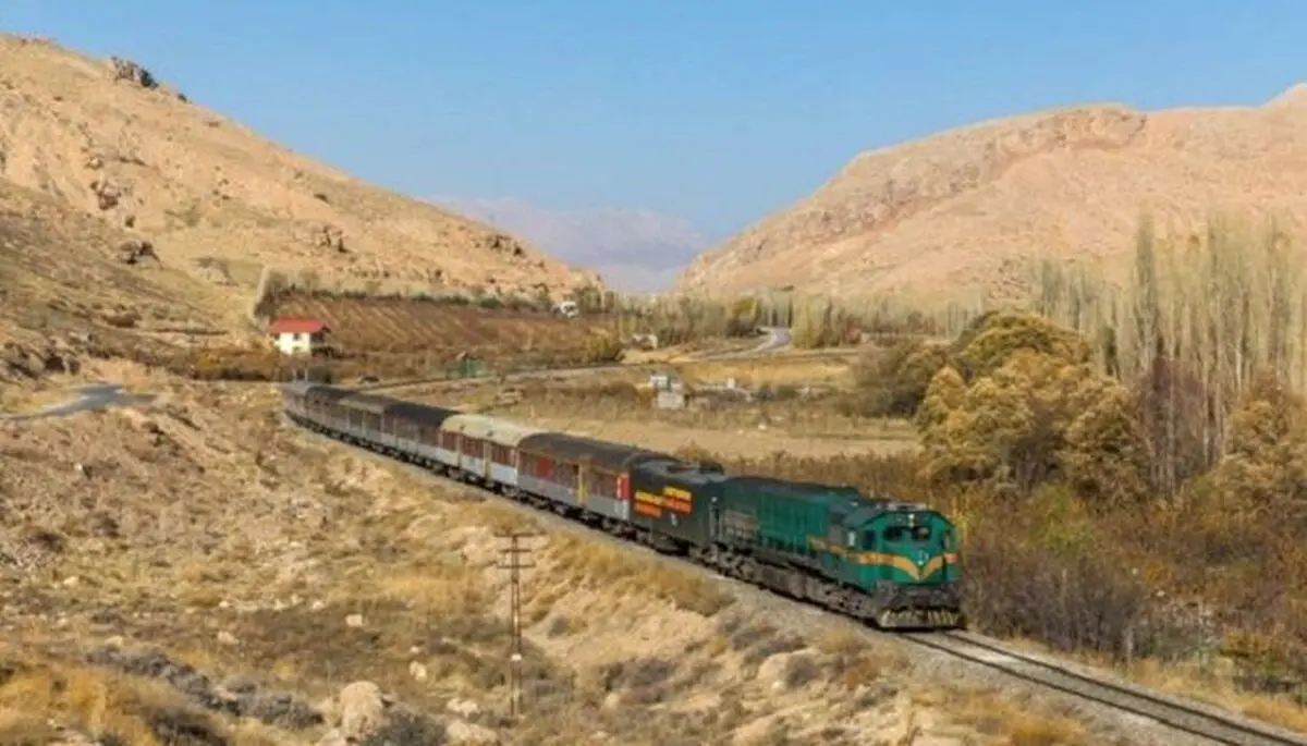 قطار تهران - ارومیه در ایستگاه گل‌تپه مراغه دچار نقص فنی شد