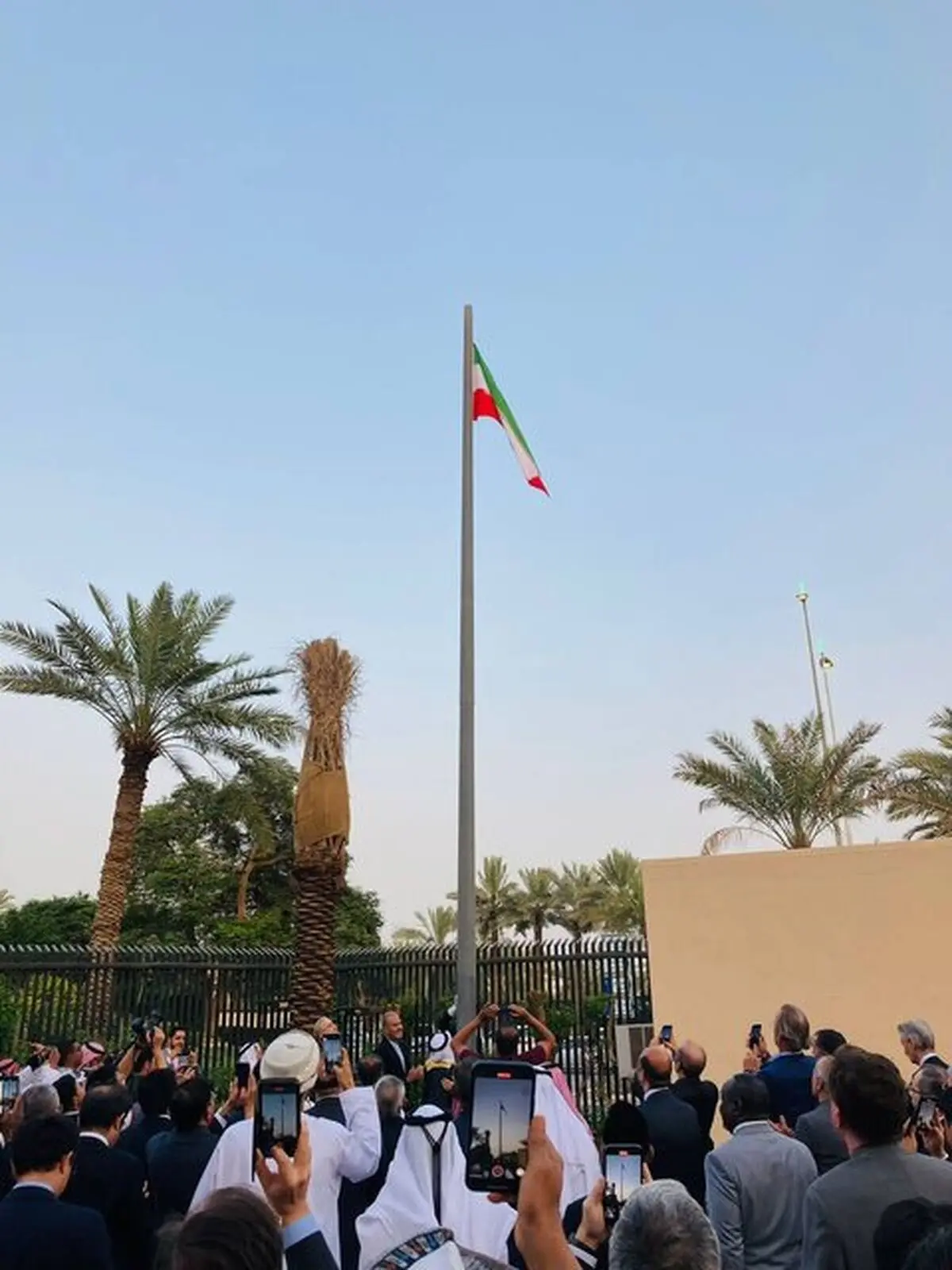 سفارت ایران در ریاض بازگشایی شد/ اهتزاز پرچم ایران در عربستان