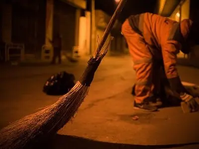 اژدهای شمشیر به‌ دستِ قراردادهای حجمی بالای سر نیروی کار/ کارگرانِ شهرداریِ شهرِ لامرد نگرانِ آینده هستند