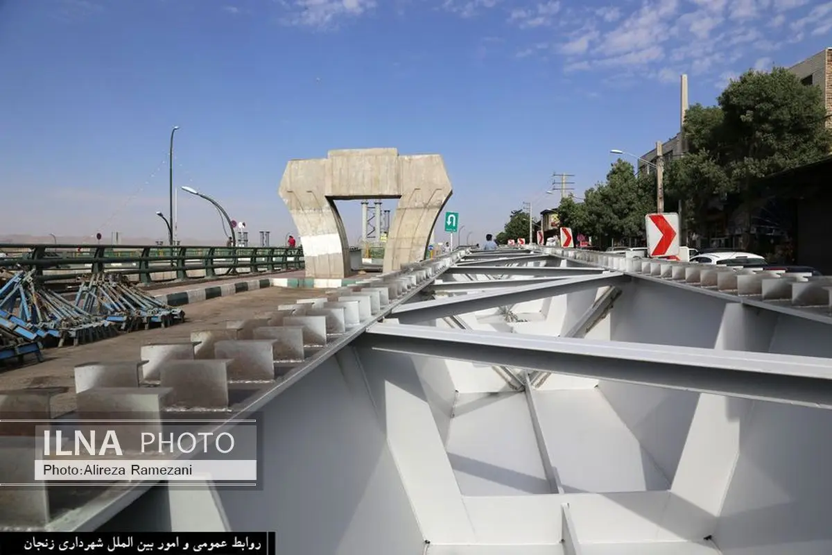 نصب تیرهای فولادی عرشه پل حضرت سید الشهدا