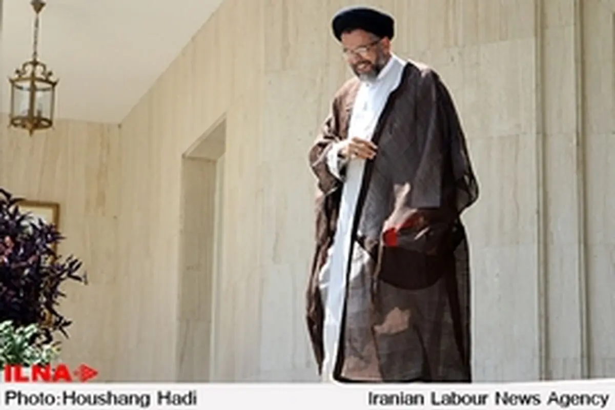 «فرش خاکی خلیج‌فارس» با حضور وزیر اطلاعات رونمایی شد