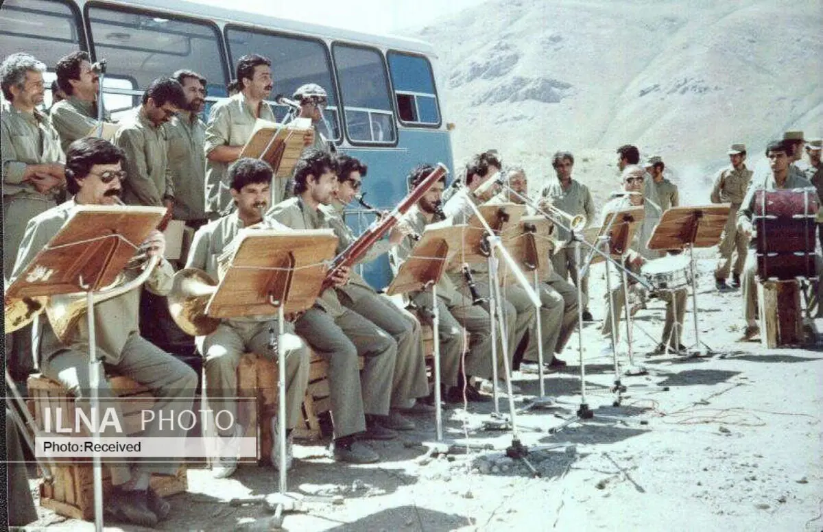 عکسی از اعضای ارکستر سمفونیک تهران در خط مقدم جبهه/ آیا این افراد را می‌شناسید؟