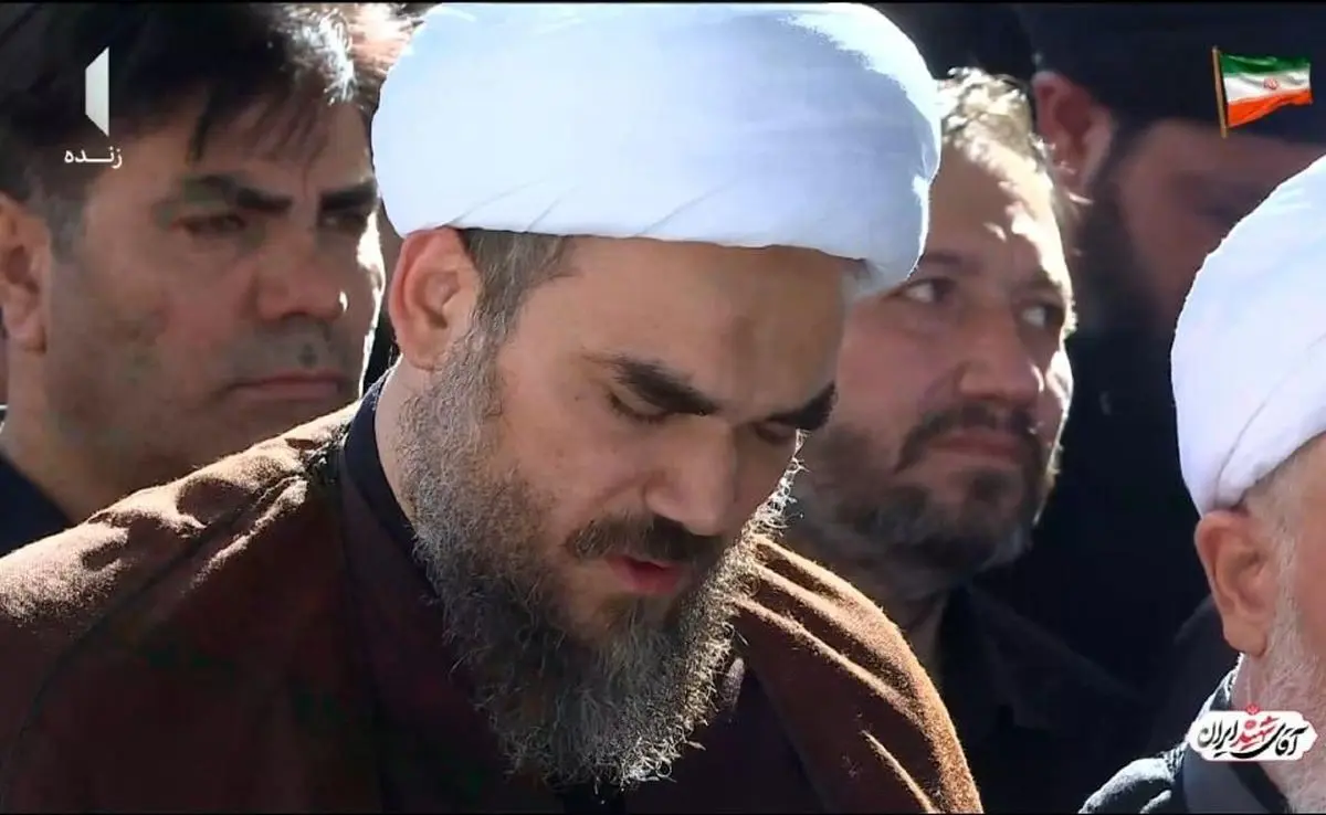 حضور حجت‌الاسلام محمدی گلپایگانی، پدر زهرای ۱۴ ماهه شهید، در مراسم تشییع رهبر شهید انقلاب