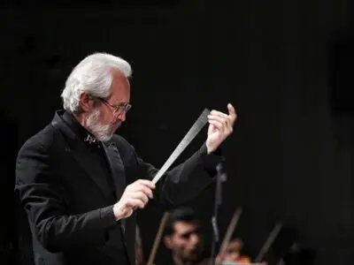 عبدالحسین مختاباد با ارکستر موسیقی ملی ایران خواند