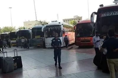 تجارت رنج در ترمینال جنوب/ استخوان کودکان جلیقه‌سبز زیر بار سنگین خورد می‌شود/ زندگی در خوابگاهی بدون سقف به خاطر یک ساندویچ کالباس!