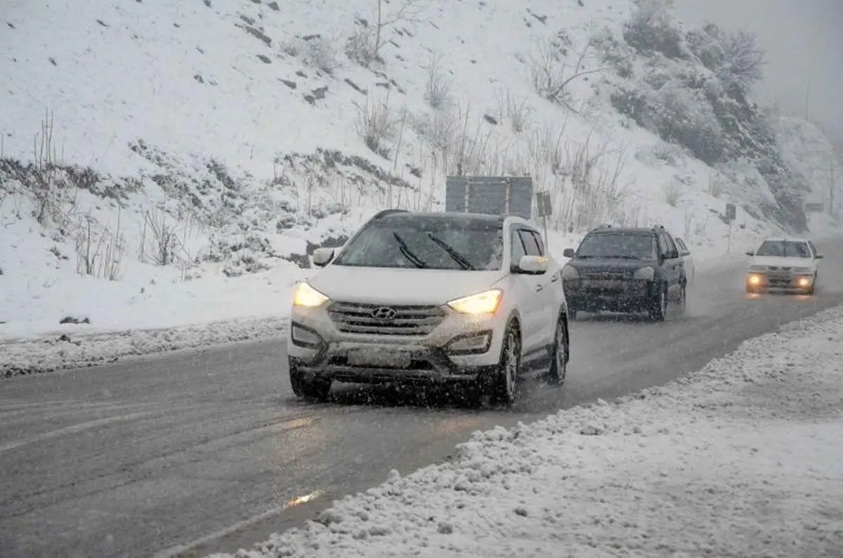  بارش برف در ارتفاعات محور هراز و کندوان / سطح جاده لغزنده است 