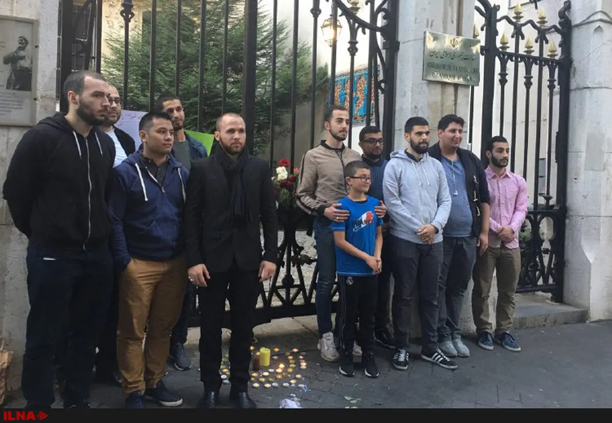 ادای احترام ایرانیان مقیم پاریس نسبت به شهدای حوادث تروریستی تهران + عکس