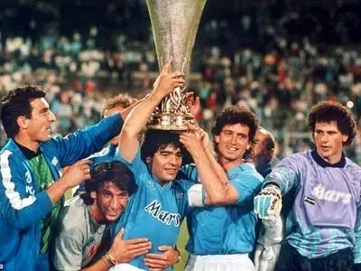 ویدیو : قهرمانی ناپولی در لیگ اروپا به همراه دیگو مارادونا فقید