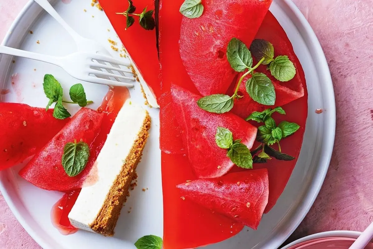 طرز تهیه چیز کیک هندوانه یخچالی برای شب یلدا