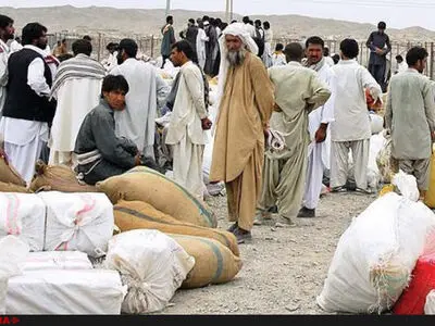 "کرونا" جیبِ کارگران مرزنشین را خالی‌تر از همیشه کرد/ بیکاریِ باربران و دستِ بسته‌ی دولت/ جای خالی بیمه‌های اجتماعی برای اقشار تهی‌دست
