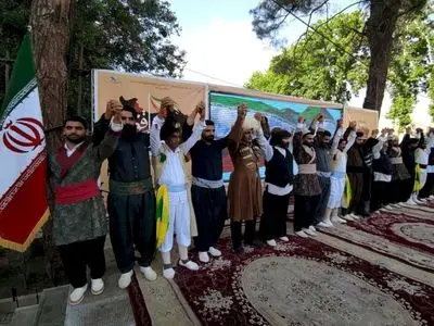 نباید نگاه تصنعی به اقوام داشت