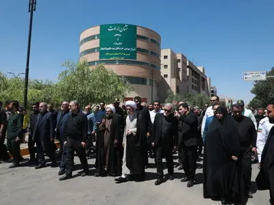 پرچم سومین حرم اهل‌بیت(ع) در شیراز به اهتزاز درآمد
