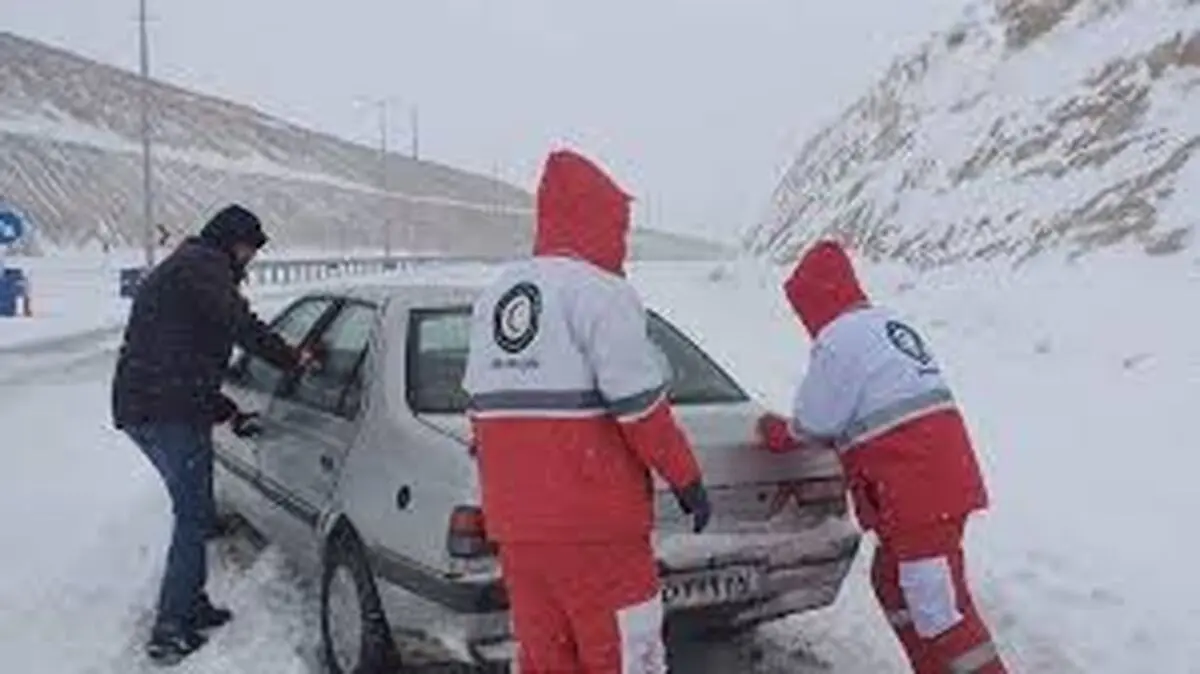 ۱۹۹ خودرو گرفتار در برف در شهرستان کوهرنگ توسط امداد گران چهارمحال و بختیاری رهاسازی شد