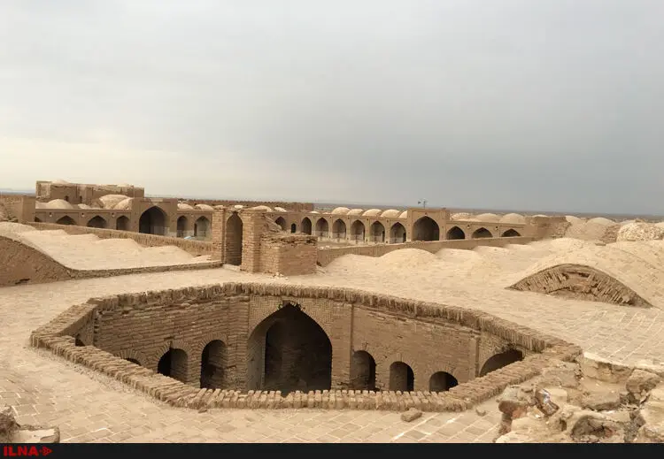مادرِ کاروانسراهای ایران در بیابان رها شده‌است  