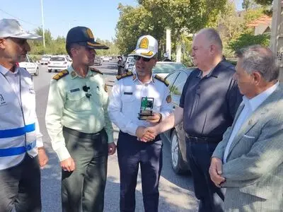 طرح تشویق رفتارهای ایمن به ایستگاه بیست‌وسوم رسید/تجلیل از ۱۲۰ راننده قانون‌مدار شیراز