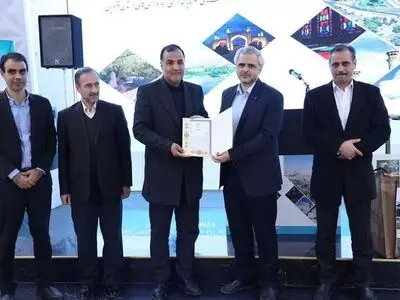 شهردار محمدیه جایزه ملی شهریار را دریافت کرد