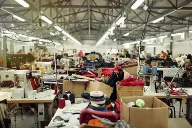 کوک‌های لرزان کارگران پوشاک/ از پشت چرخ تا صف بیکاری
