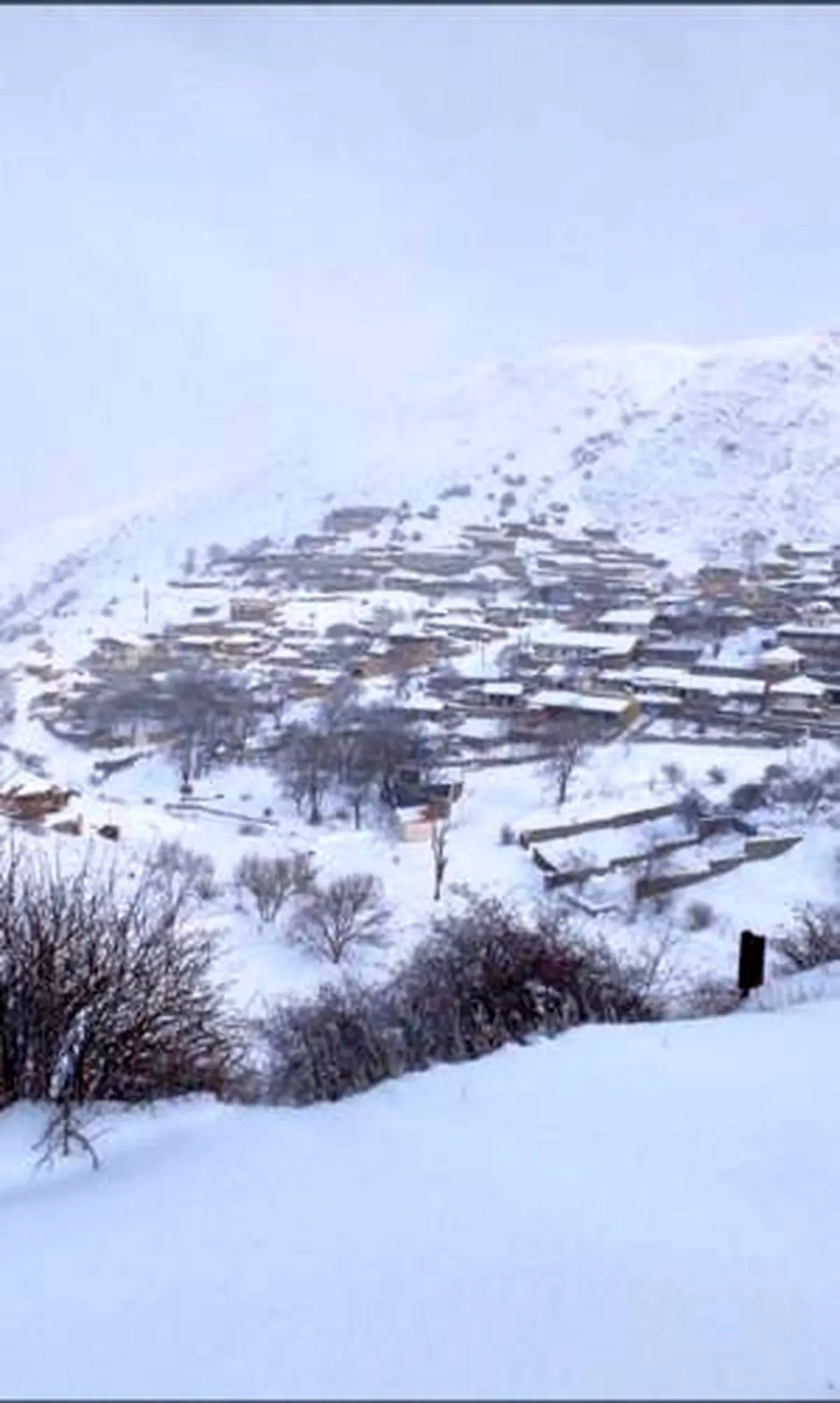 آغاز بارش برف در محورهای اورامانات/آماده‌باش راهداری برای بارش پیش رو