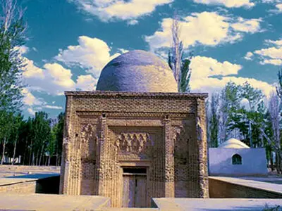 بقعه پیر بنای آجری دوران سلجوقی در تاکستان را بشناسید