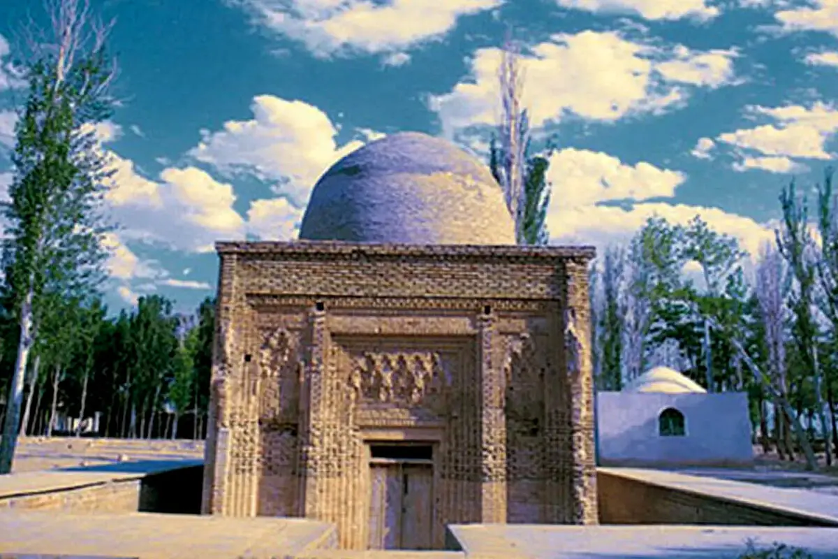 بقعه پیر بنای آجری دوران سلجوقی در تاکستان را بشناسید