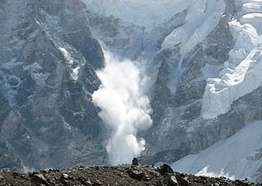 وقوع بهمن در مناطق کوهستانی دور از انتظار نیست